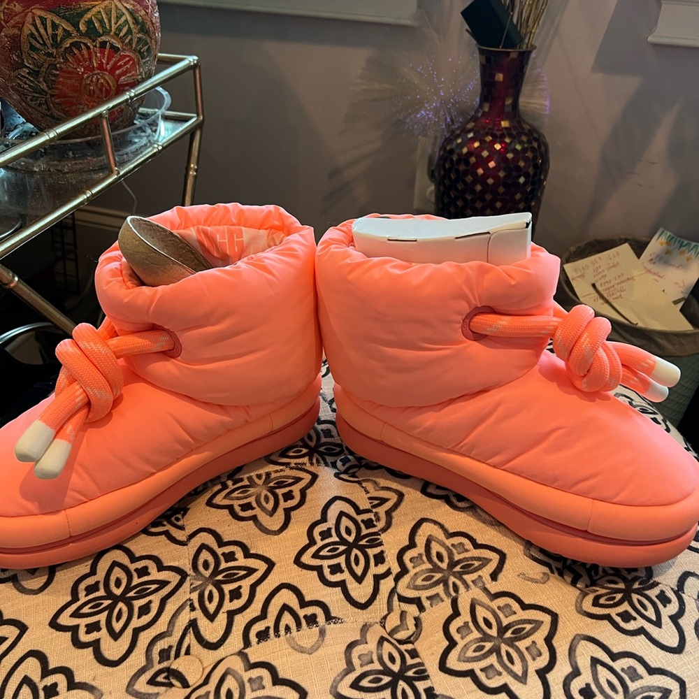 Ugg Puffy short booties size 7 size 8 - Picture 6 of 6